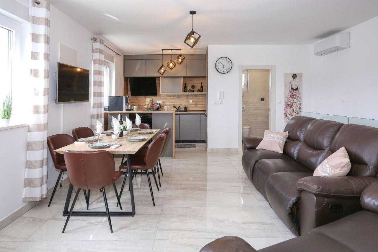 Luxury Apartment Isabell ซาตอน ภายนอก รูปภาพ